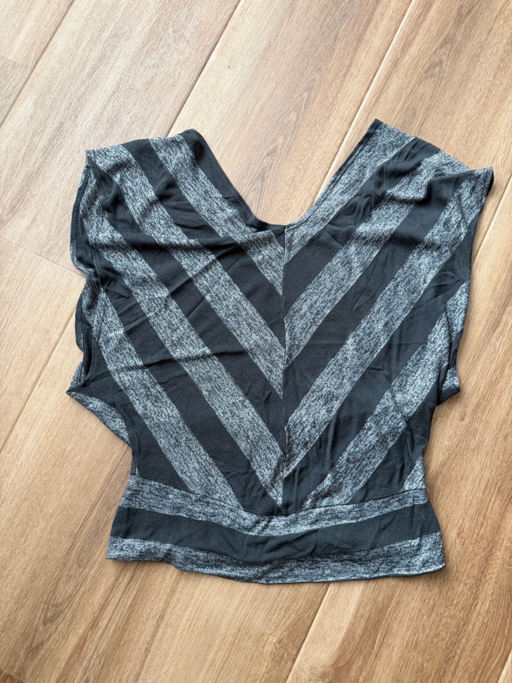 Source Unknown Black & Gray Diagonal Stripe V-Neck Tank